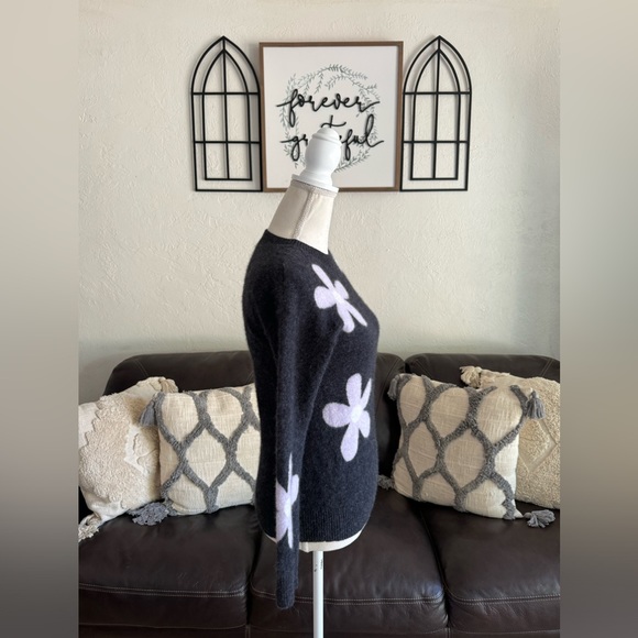 Saks Fifth Avenue Gray 100% Cashmere Crew Neck Sweater With Lavender Daisies - Picture 2 of 14